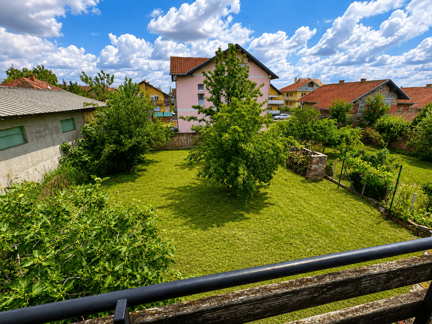 Dvorište sa zelenilom
